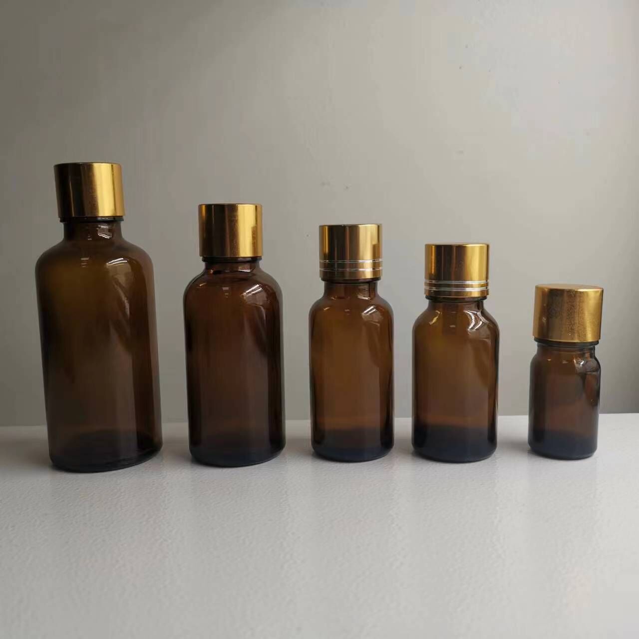 Manufacturer's Glass Bottle Direct Selling Essential Oil Bottle With Gold Lid