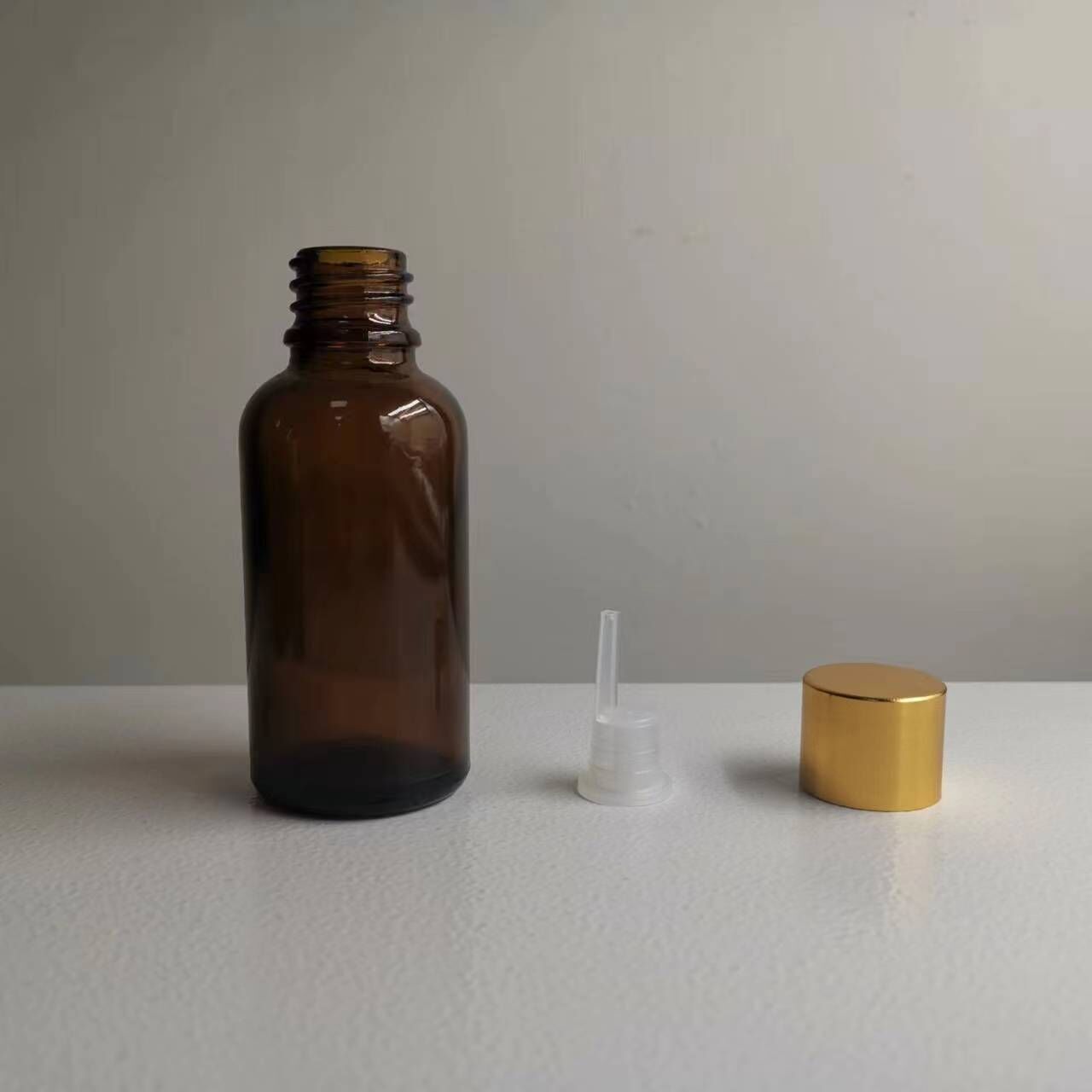 Manufacturer's Glass Bottle Direct Selling Essential Oil Bottle With Gold Lid