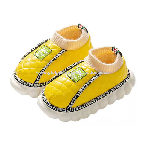 Precio de fábrica zapatillas de felpa cálidas para mujer, moda de invierno para uso en el hogar