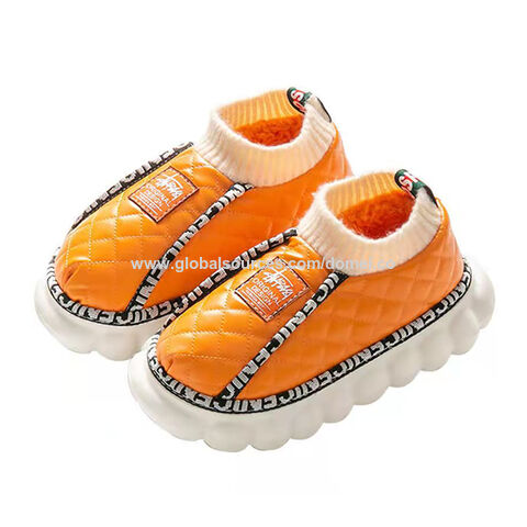 Precio de fábrica zapatillas de felpa cálidas para mujer, moda de invierno para uso en el hogar
