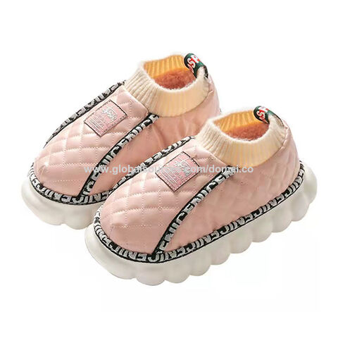 Precio de fábrica zapatillas de felpa cálidas para mujer, moda de invierno para uso en el hogar