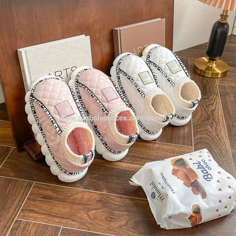 Precio de fábrica zapatillas de felpa cálidas para mujer, moda de invierno para uso en el hogar