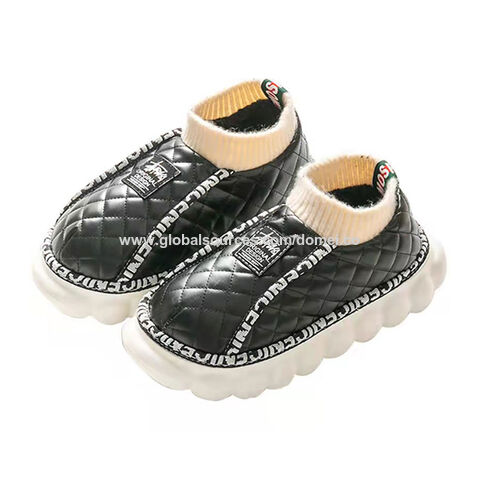 Precio de fábrica zapatillas de felpa cálidas para mujer, moda de invierno para uso en el hogar