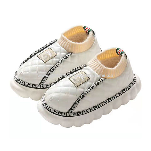 Precio de fábrica zapatillas de felpa cálidas para mujer, moda de invierno para uso en el hogar