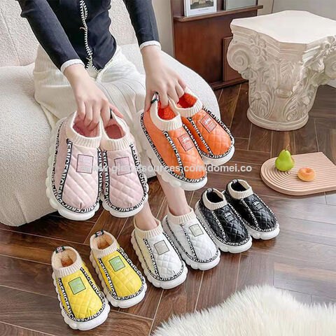 Precio de fábrica zapatillas de felpa cálidas para mujer, moda de invierno para uso en el hogar
