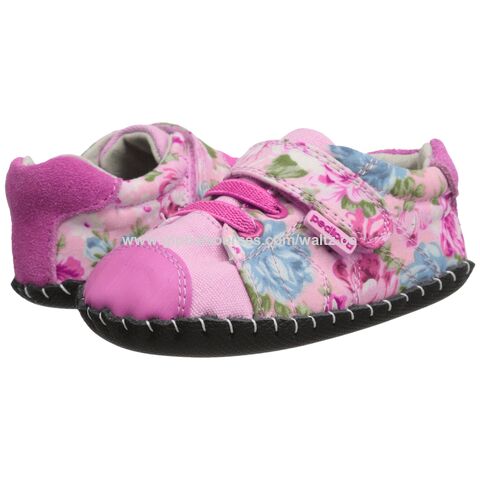 Vente en gros de chaussures pour bébé fille avec décoration en dentelle.