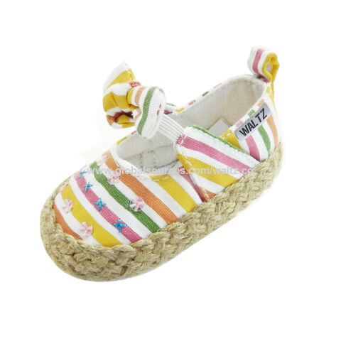 Vente en gros de chaussures pour bébé fille avec décoration en dentelle.