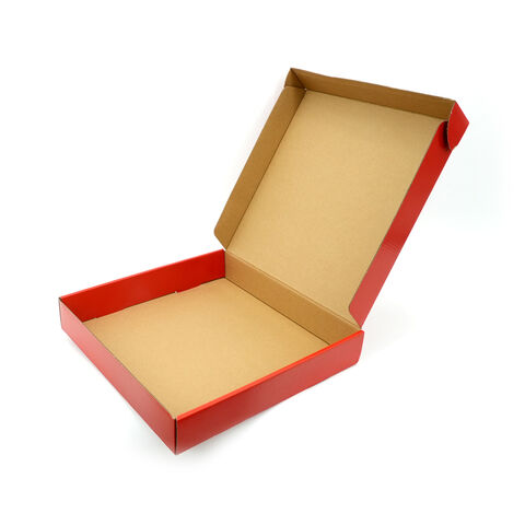 Edle Verpackungsbox aus Bastelpapier mit persönlichem Logo für den Versand von Kleidung