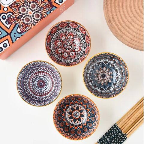 Conjunto de louça de cerâmica com estampas coloridas em estilo boêmio, incluindo 4 tigelas de cerâmica com conjunto de hashis. Conjuntos de jantar de cerâmica.