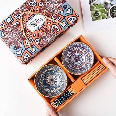 Conjunto de louça de cerâmica com estampas coloridas em estilo boêmio, incluindo 4 tigelas de cerâmica com conjunto de hashis. Conjuntos de jantar de cerâmica.
