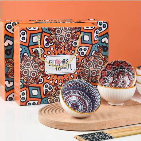 Conjunto de louça de cerâmica com estampas coloridas em estilo boêmio, incluindo 4 tigelas de cerâmica com conjunto de hashis. Conjuntos de jantar de cerâmica.