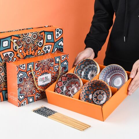 Conjunto de louça de cerâmica com estampas coloridas em estilo boêmio, incluindo 4 tigelas de cerâmica com conjunto de hashis. Conjuntos de jantar de cerâmica.