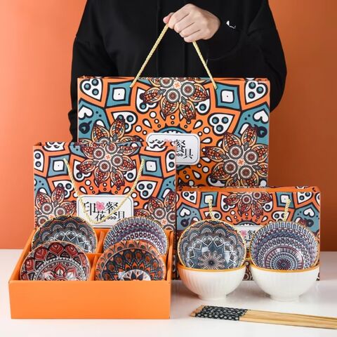 Conjunto de louça de cerâmica com estampas coloridas em estilo boêmio, incluindo 4 tigelas de cerâmica com conjunto de hashis. Conjuntos de jantar de cerâmica.