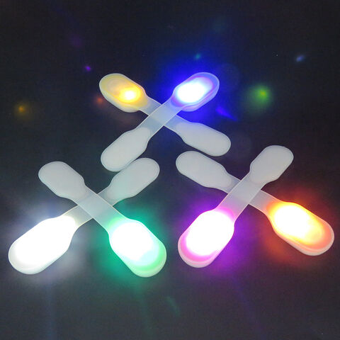 Lampe LED Magnétique pour Sac avec Boîtier en Silicone. Inclut 2 x Piles CR2032