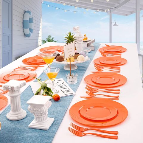 Juego de 125 Piezas de Platos de Plástico Naranja con Cubiertos Plateados - Incluye 25 Platos Llanos, 25 Platos de Postre, 25 Tenedores y 25 Cuchillos