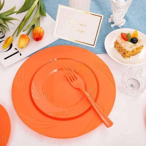 Juego de 125 Piezas de Platos de Plástico Naranja con Cubiertos Plateados - Incluye 25 Platos Llanos, 25 Platos de Postre, 25 Tenedores y 25 Cuchillos