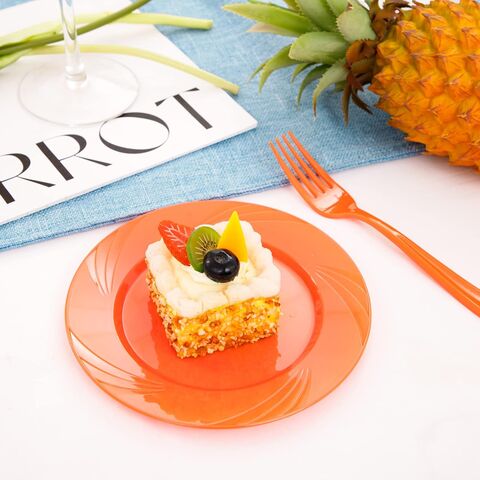 Juego de 125 Piezas de Platos de Plástico Naranja con Cubiertos Plateados - Incluye 25 Platos Llanos, 25 Platos de Postre, 25 Tenedores y 25 Cuchillos