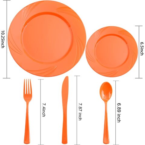 Juego de 125 Piezas de Platos de Plástico Naranja con Cubiertos Plateados - Incluye 25 Platos Llanos, 25 Platos de Postre, 25 Tenedores y 25 Cuchillos