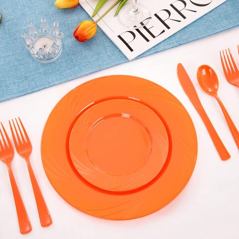 Juego de 125 Piezas de Platos de Plástico Naranja con Cubiertos Plateados - Incluye 25 Platos Llanos, 25 Platos de Postre, 25 Tenedores y 25 Cuchillos