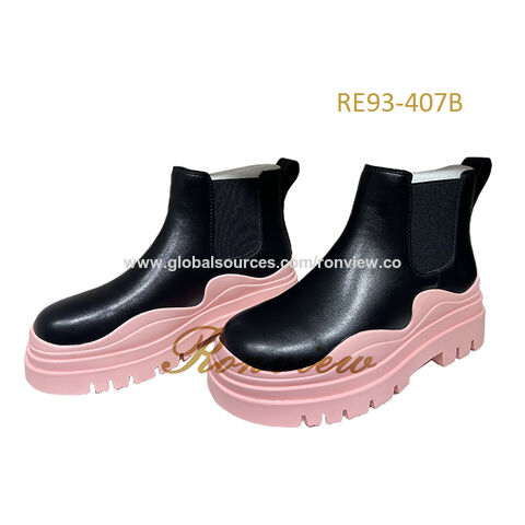 Winterliche Damenstiefel in Mid-Calf-Länge aus Kunstleder mit dicker Plateausohle aus Gummi.
