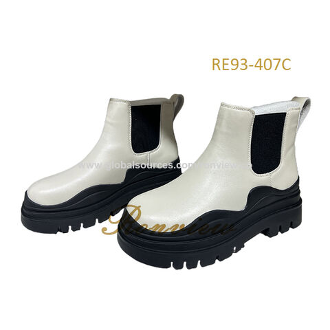 Winterliche Damenstiefel in Mid-Calf-Länge aus Kunstleder mit dicker Plateausohle aus Gummi.