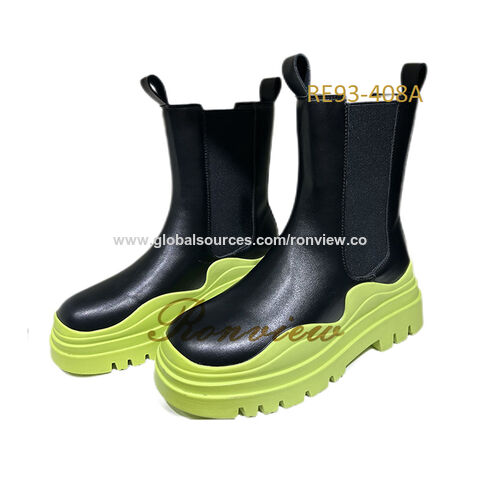 Winterliche Damenstiefel in Mid-Calf-Länge aus Kunstleder mit dicker Plateausohle aus Gummi.