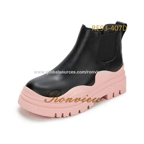 Winterliche Damenstiefel in Mid-Calf-Länge aus Kunstleder mit dicker Plateausohle aus Gummi.