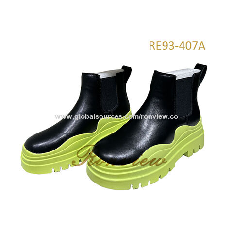 Winterliche Damenstiefel in Mid-Calf-Länge aus Kunstleder mit dicker Plateausohle aus Gummi.