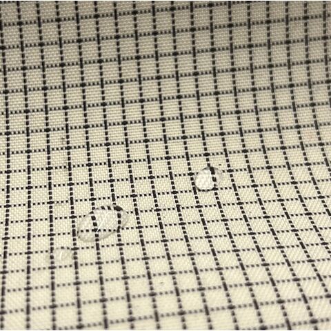 Tissu polyester nylon : Mélange de polyester/nylon avec fil noir et tissage ripstop pour sacs fourre-tout et sacs à dos.