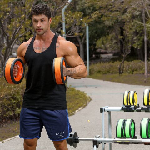 Equipo de fitness multifuncional para entrenar los músculos pectorales y la fuerza de los brazos. Se puede utilizar con barras.