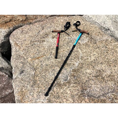 Bastão de Trekking em Alumínio 7075. Com Punho em T com Cordão. Comprimento Estendido até 110 cm. Ideal para caminhadas e montanhismo.