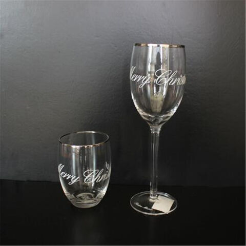 Glasbecher mit Weihnachtshaus- und Hirschmotiv