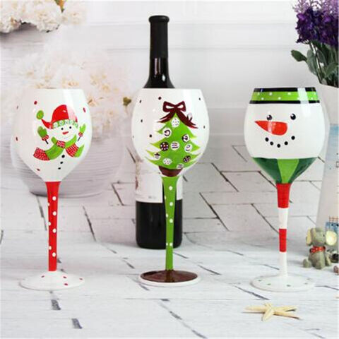 Glasbecher mit Weihnachtshaus- und Hirschmotiv