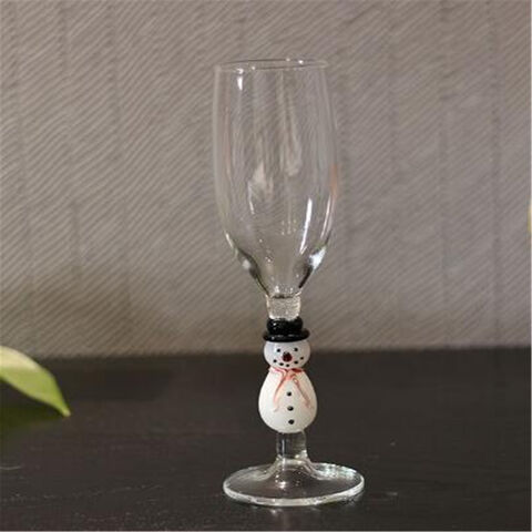 Glasbecher mit Weihnachtshaus- und Hirschmotiv