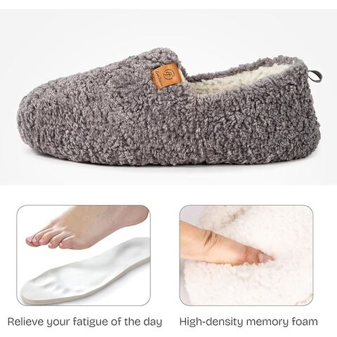 Pantoufles intégrales chaudes pour femmes en peau d'agneau et mousse à mémoire de forme.