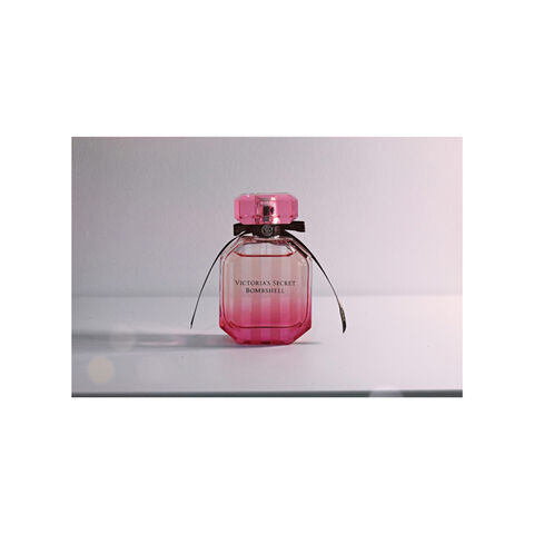 Parfüm ist eine duftende Flüssigkeit, die aus ätherischen Ölen, Aromastoffen und verschiedenen Lösungsmitteln besteht und dazu dient, einen angenehmen Duft zu verleihen.
