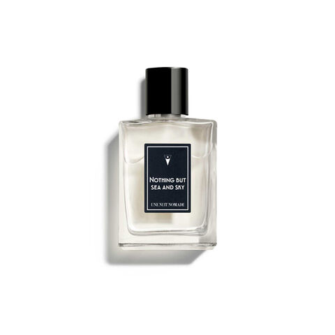 Parfüm ist eine duftende Flüssigkeit, die aus ätherischen Ölen, Aromastoffen und verschiedenen Lösungsmitteln besteht und dazu dient, einen angenehmen Duft zu verleihen.