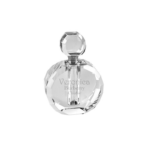 Parfüm ist eine duftende Flüssigkeit, die aus ätherischen Ölen, Aromastoffen und verschiedenen Lösungsmitteln besteht und dazu dient, einen angenehmen Duft zu verleihen.