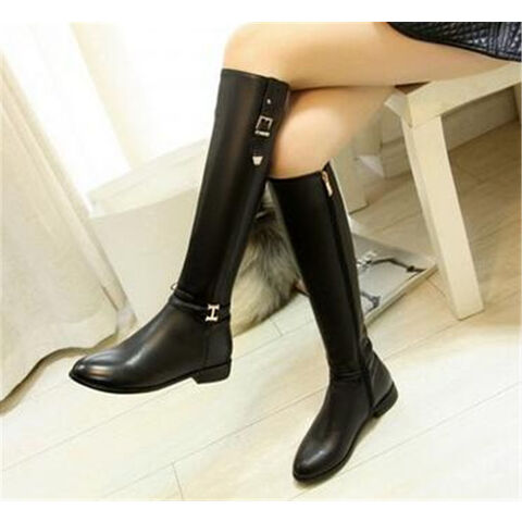 Modische Damen-Stiefel bis zur Wade