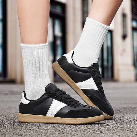 Chaussures de sport vulcanisées légères pour hommes avec dessus en toile respirante pour la tendance printemps/été en extérieur. Chaussures de sport pour hommes en gros.