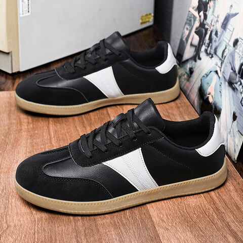 Chaussures de sport vulcanisées légères pour hommes avec dessus en toile respirante pour la tendance printemps/été en extérieur. Chaussures de sport pour hommes en gros.