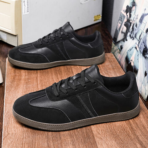 Chaussures de sport vulcanisées légères pour hommes avec dessus en toile respirante pour la tendance printemps/été en extérieur. Chaussures de sport pour hommes en gros.