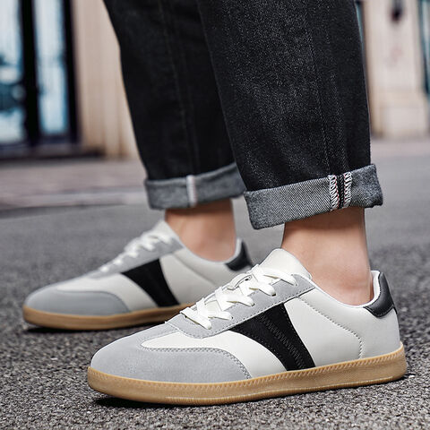 Chaussures de sport vulcanisées légères pour hommes avec dessus en toile respirante pour la tendance printemps/été en extérieur. Chaussures de sport pour hommes en gros.