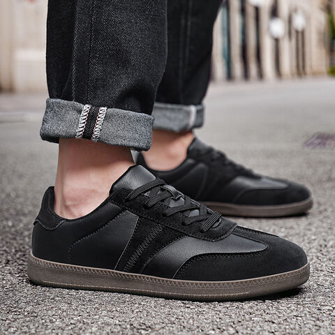 Chaussures de sport vulcanisées légères pour hommes avec dessus en toile respirante pour la tendance printemps/été en extérieur. Chaussures de sport pour hommes en gros.