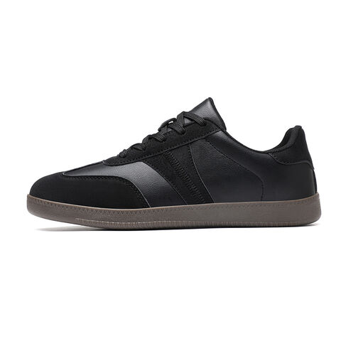 Chaussures de sport vulcanisées légères pour hommes avec dessus en toile respirante pour la tendance printemps/été en extérieur. Chaussures de sport pour hommes en gros.
