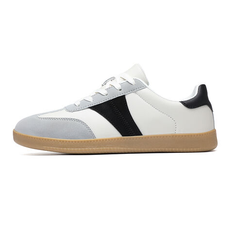 Chaussures de sport vulcanisées légères pour hommes avec dessus en toile respirante pour la tendance printemps/été en extérieur. Chaussures de sport pour hommes en gros.