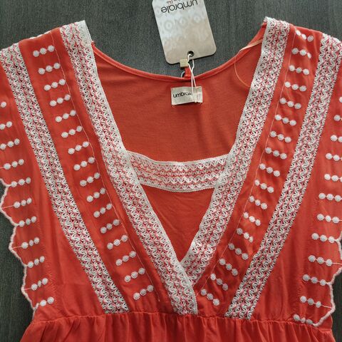 Chemisier femme en viscose tissée OEM en gros avec bordure décorative et broderie