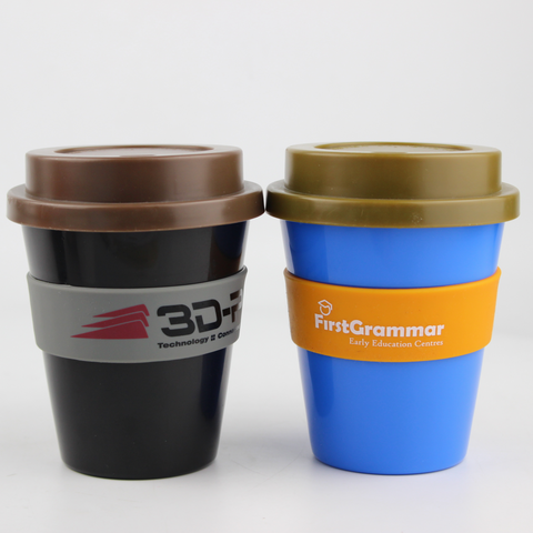 Taza de café reutilizable de plástico PP promocional con banda y tapa de silicona