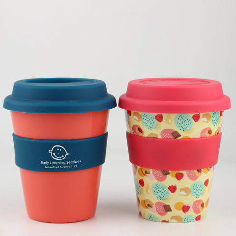 Taza de café reutilizable de plástico PP promocional con banda y tapa de silicona