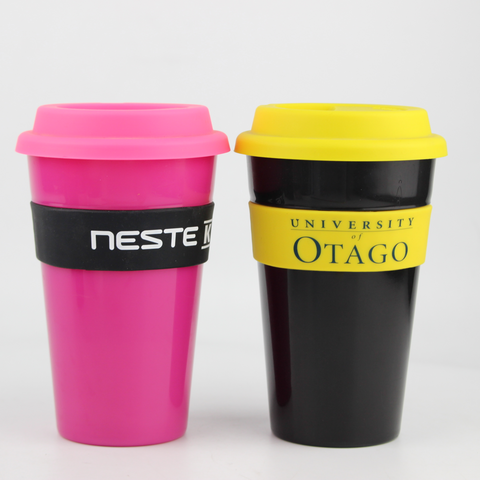 Taza de café reutilizable de plástico PP promocional con banda y tapa de silicona